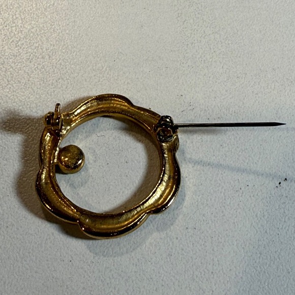 Vintage Gold Tone Circle Brooch with Black Accent Elegant Accessory - Picture 3 of 3